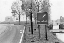847735 Afbeelding van het richtingbord 'Benschop' bij de afslag in het Boveneind Zuidzijde richting Benschop-dorp, voor ...